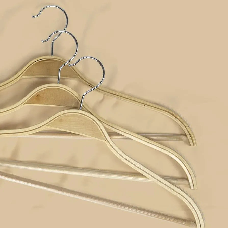 Закачалки за алишта дрвени со противклизни гумички сет 5 парчиња