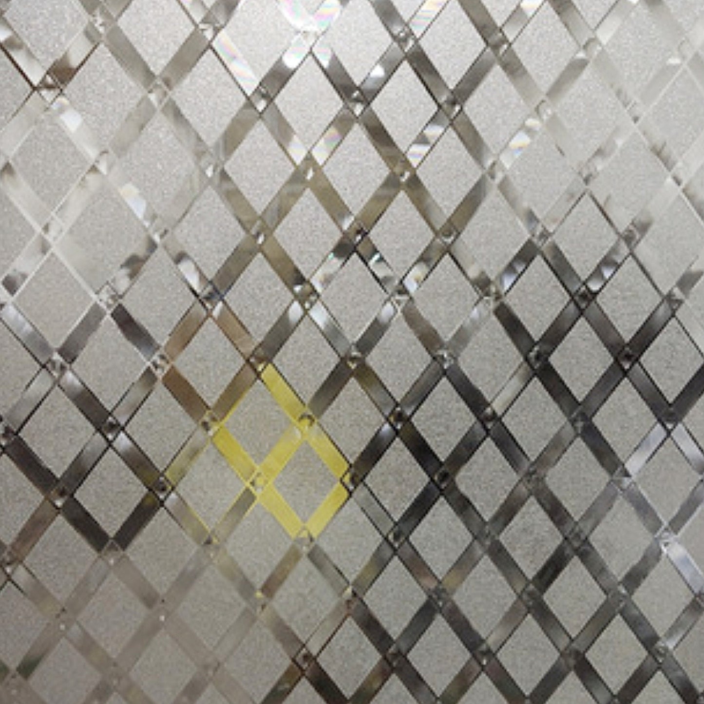 Самолеплива фолија со голема покривност и заштита